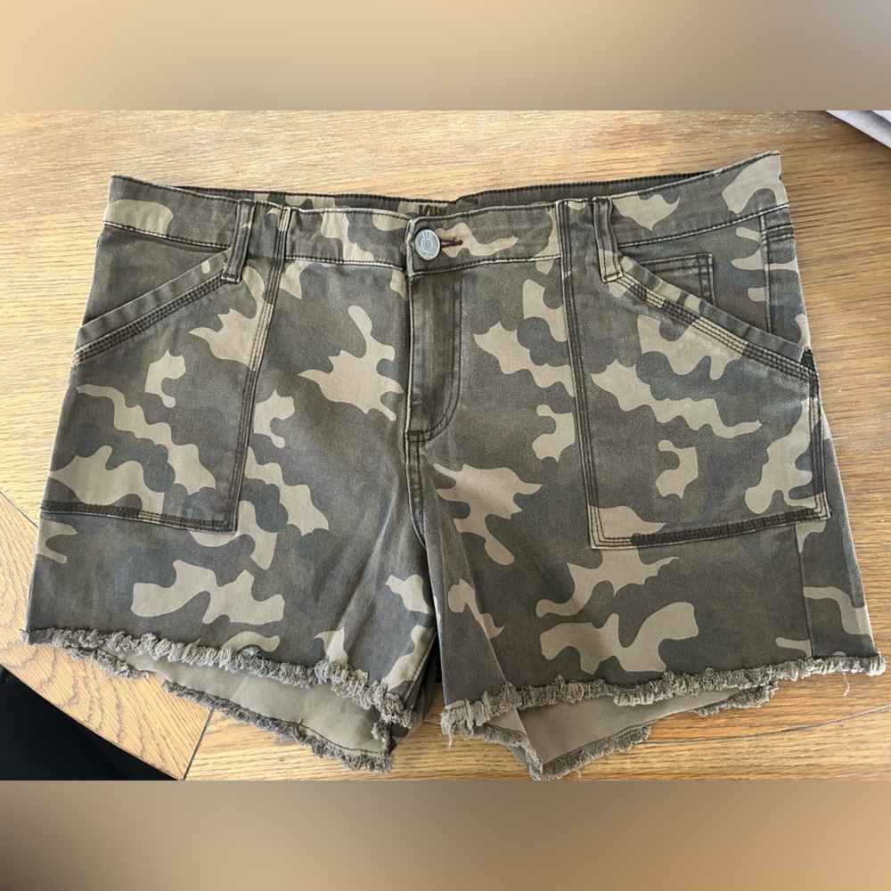 Kut from the Kloth 4” Camo Cargo Shorts size 16 NWOT